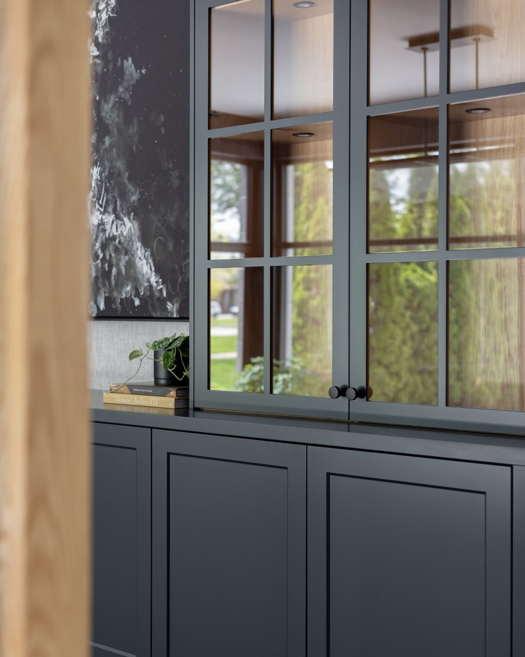 Contrast is one of our favourite design tools. It instantly elevates a project and adds interest, before your decor has even hit the shelves!
#customcabinets #homeinspo #cabinetry #southwesternontario #builtins
